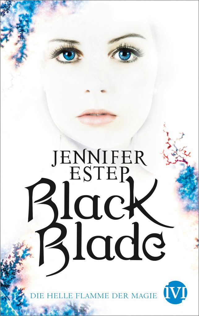 Zu erkennen ist das Cover des Buches Black Blade. Die Helle Flamme der Magie von Jennifer Estep. Ein feminines Gesicht mit blauen Augen umgeben von einzelnen blauen Zweigen im selben Farbton. Sonst ist das Cover schlicht weiß, auch die Konturen des Gesichts sind kaum erkennbar. Auf dem Cover ist der rote Aufkleber 
